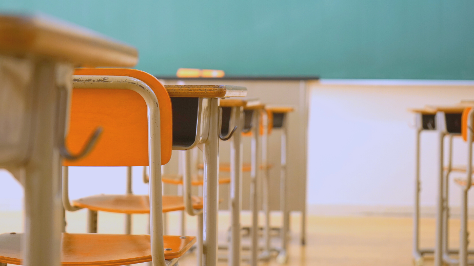 黒板と机、椅子のある学校の教室